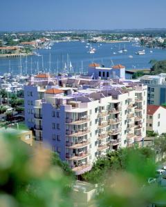 穆卢拉巴鹦鹉螺穆鲁拉巴度假酒店的享有带码头的大型公寓楼的景致