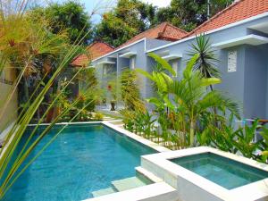 乌鲁瓦图峇都坎迪旅馆的房屋前的游泳池