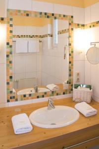 巴特布卢毛加尼兰德弗洛里安酒店的一间带水槽和镜子的浴室