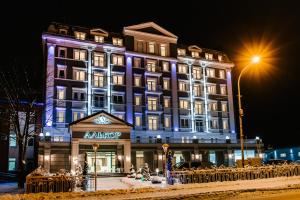 特鲁斯卡韦茨Hotel Alkor的一座在晚上有灯光的建筑