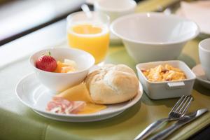 皮尔斯埃森萨酒店的一张桌子,上面放着一盘食物和一碗水果