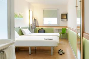 奥格斯堡奥格斯堡宜必思快捷酒店的一间医院间,配有沙发和盥洗盆
