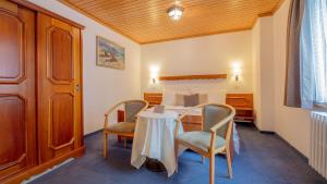 阿尔卑斯布里克高级酒店客房内的一张或多张床位
