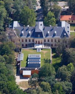 CsitárFőnix Medical Wellness Resort的享有大型房屋的空中景致,设有太阳能电池板
