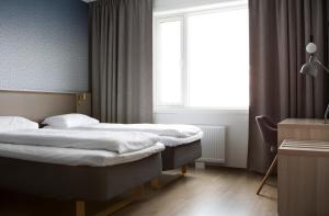 特罗姆瑟特罗姆瑟舒适快捷酒店的配有窗户的酒店客房内的两张床