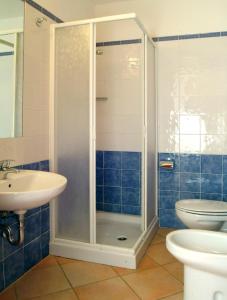 里米尼Residence Carioca的带淋浴、盥洗盆和卫生间的浴室