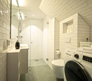 斯塔万格Home Again Apartments Nygata 1的白色的浴室设有卫生间和水槽。