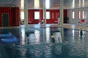 CarvalhalPalace Hotel Astúrias & Spa的大楼内的大型游泳池