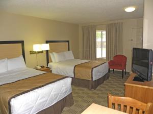 阿尔伯克基美国阿尔伯克基机场长住酒店的酒店客房设有两张床和一台平面电视。
