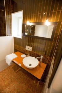 维列莫尔贡贝尔维尤城堡住宿加早餐旅馆的一间带水槽和镜子的浴室