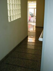 阿里纳加A Un Paso Del Mar的走廊上设有瓷砖地板和门道