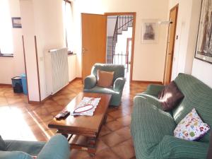 CavallascaComo Country House的客厅配有两把椅子和一张茶几