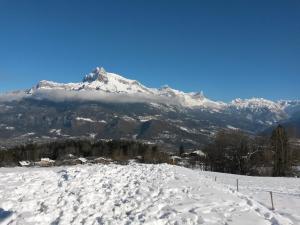 孔布卢Rez de chaussée très calme vue Mont-Blanc的雪覆盖的山峰前的雪覆盖的山峰