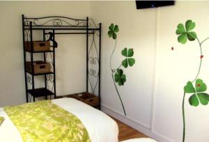 奎恩安杜娜荣旅馆的卧室配有一张挂在墙上的植物床