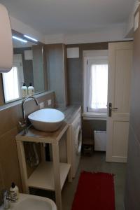 摩德纳Badia的一间带水槽和洗衣机的浴室