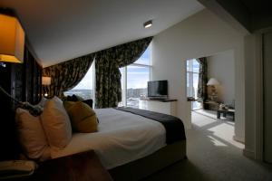 伊普斯威奇盐仓海港酒店的一间卧室设有一张大床和大窗户