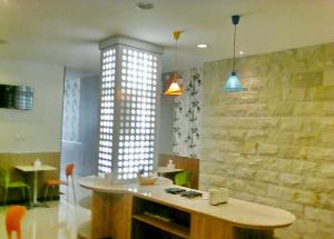 泗水弗兰克酒店的厨房配有桌子和砖墙