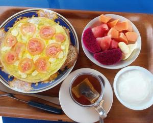 八丹拜塞拉吉旅馆的一张桌子,早餐包括鸡蛋、水果和酱汁