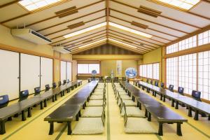 米子市Kaike Fuga的大房间设有一排桌椅