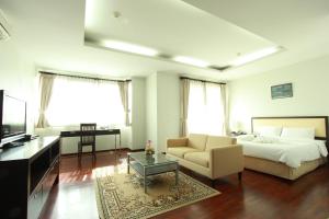 Si Maha Phot公园304行政服务式公寓 的一间卧室配有一张床、一张沙发和一张桌子