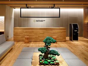 泉佐野HATAGO INN Kansai Airport的坐在大堂桌子上的盆景树