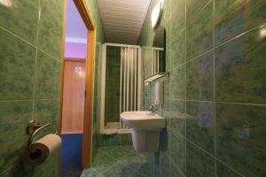 维斯瓦DW波托克度假村的一间带水槽和镜子的浴室