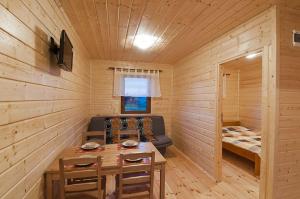 达尔沃沃Delfinek的小屋内配有沙发和桌子的房间