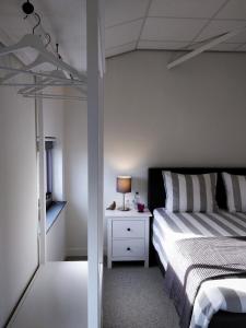 OudenboschAntonius Hoeve的一间卧室,配有一张床和床头灯