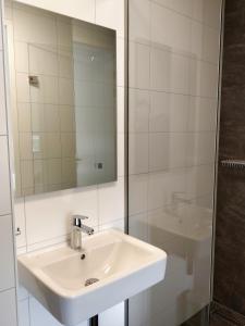 OudenboschAntonius Hoeve的白色的浴室设有水槽和镜子