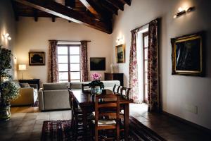 Isola d'AstiSori San Giovanni的客厅配有桌子和沙发