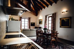 Isola d'AstiSori San Giovanni的厨房以及带桌子和沙发的客厅。