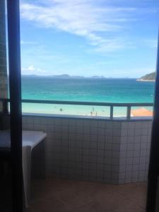 阿拉亚尔-杜卡布Caribe Brasileiro a 2 passos da areia的浴室窗户享有海景。