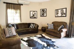 莫迪默勒Bush Lovers Lodge的客厅配有两张沙发和地毯。
