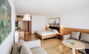 博登斯多夫西罗斯酒店 的客厅配有沙发和1张床