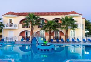 拉加纳斯Hera Zakynthos Hotel的棕榈树和游泳池度假村