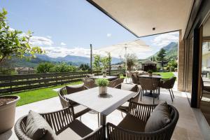 卡尔达罗Haus Gregori的山景庭院,配有桌椅