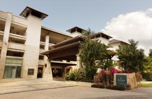 棕榈湾铂尔曼棕榈湾海神庙度假酒店&水疗中心的一座棕榈树建筑