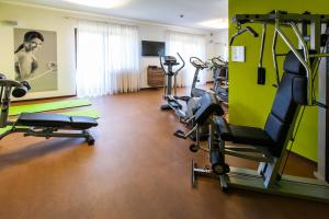 乌特普伦斯塔滕Hotel & Restaurant Urdlwirt的一间健身房,里面配有几台跑步机