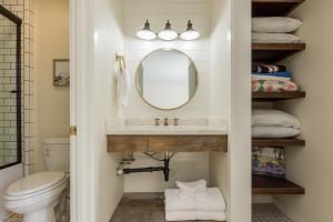 马姆莫斯湖Crestview 35的一间带水槽和镜子的浴室