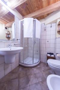 库马约尔圣简马森酒店的带淋浴、盥洗盆和卫生间的浴室