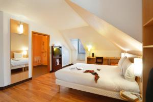 埃唐普埃坦普宜必思酒店的卧室设有一张白色大床和楼梯。