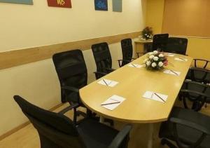 阿加尔塔拉姜阿加尔塔拉旅馆的一间会议室,配有木桌和椅子