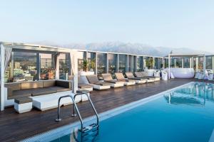 圣地亚哥偶像酒店 的酒店游泳池享有山脉美景