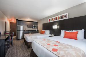 拉斯维加斯拉斯维加斯豪顿套房酒店的酒店客房带两张床和厨房