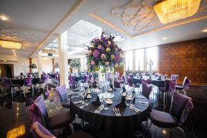 Diggle善德霍酒店的宴会厅配有长桌和紫色椅子