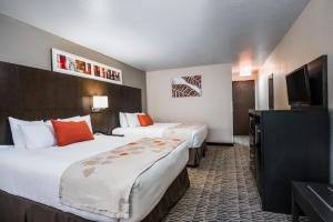 拉斯维加斯拉斯维加斯豪顿套房酒店的酒店客房设有两张床和一台平面电视。