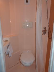 麦拉特轻松酒店的一间带卫生间和水槽的小浴室