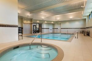 Cold LakeHotel Dene & Conference Centre的一个带热水浴缸的大型游泳池
