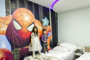 贝尔格莱德好莱坞康体中心及水上公园卡尔尼酒店的两个孩子站在蜘蛛人的壁画面前