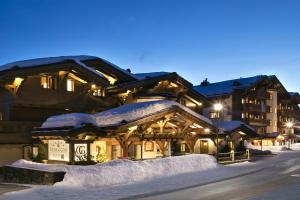 克莱恩 蒙塔纳瓜尔达高尔夫酒店及公寓的雪中滑雪小屋